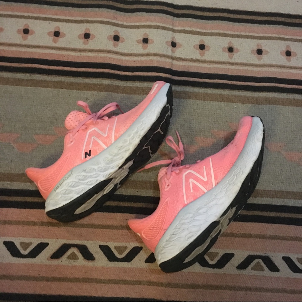New Balance women’s 7.5 Fresh Foam 1080 Pink & White NB sneakers athletic GUC - Picture 6 of 12